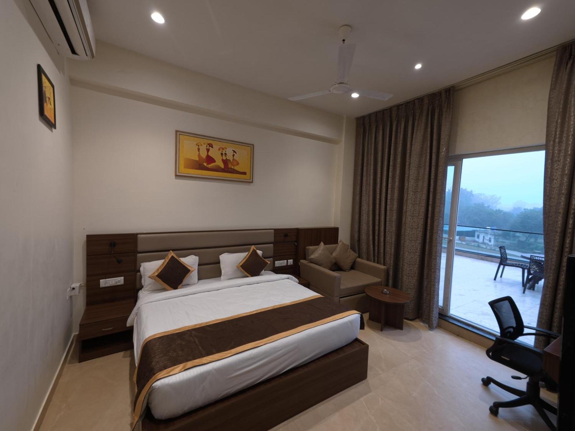 Neelam Orchid Hotel Kanpur Bagian luar foto