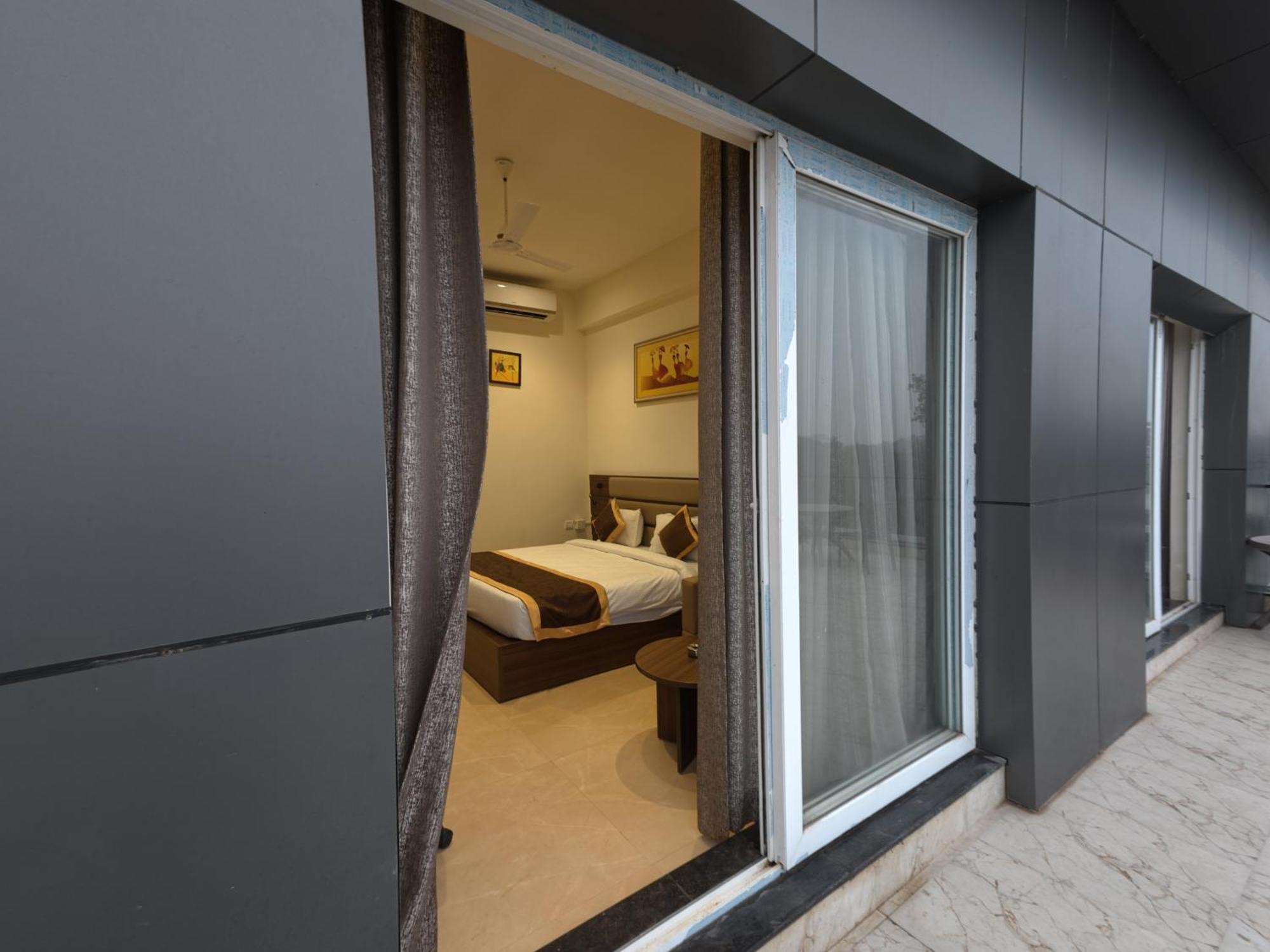 Neelam Orchid Hotel Kanpur Bagian luar foto